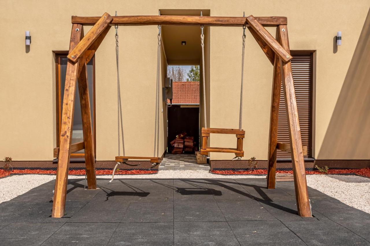 H&H Apartments Poroszló エクステリア 写真