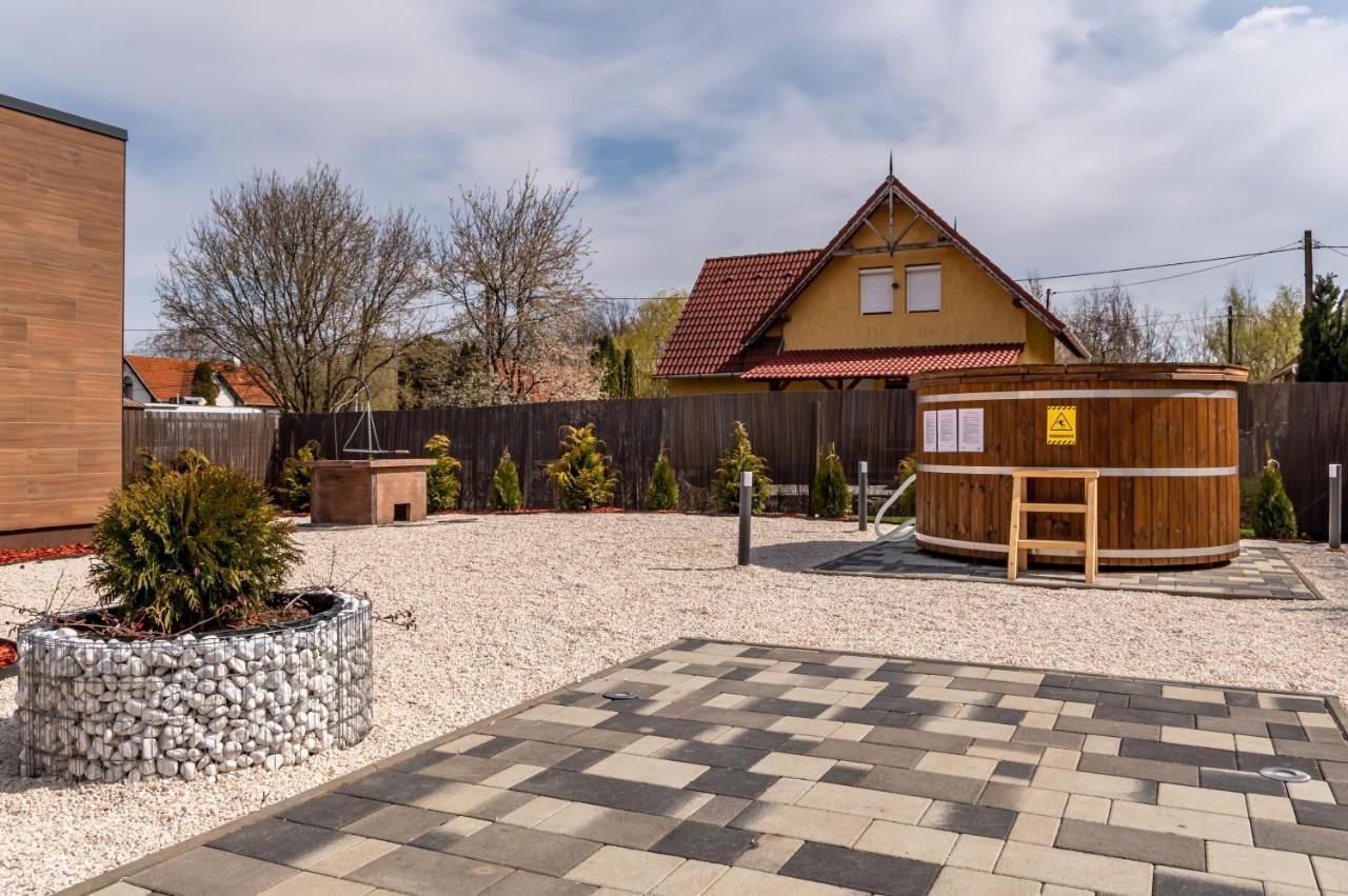 H&H Apartments Poroszló エクステリア 写真