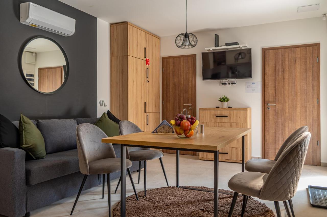 H&H Apartments Poroszló エクステリア 写真