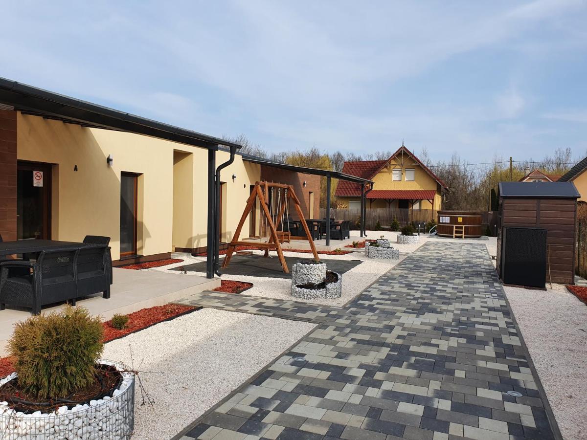 H&H Apartments Poroszló エクステリア 写真