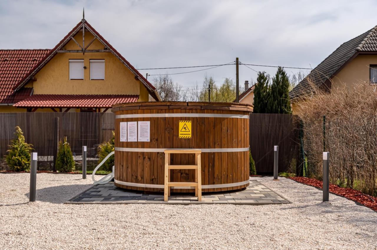 H&H Apartments Poroszló エクステリア 写真