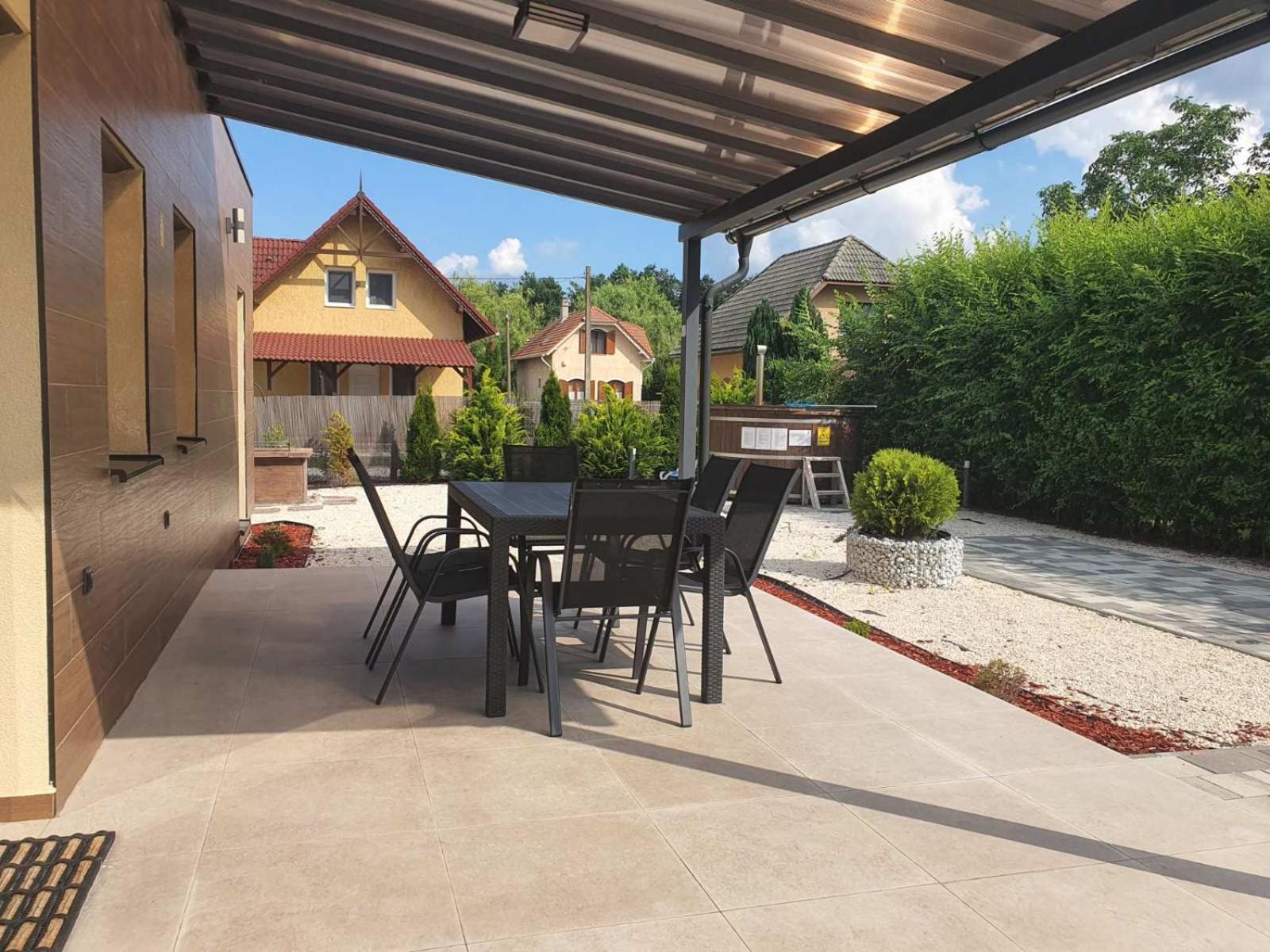 H&H Apartments Poroszló エクステリア 写真